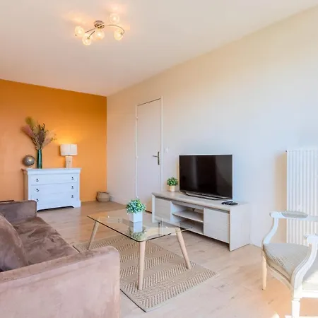Bright One Bedroom With Parking Apartment La Madeleine (Nord)