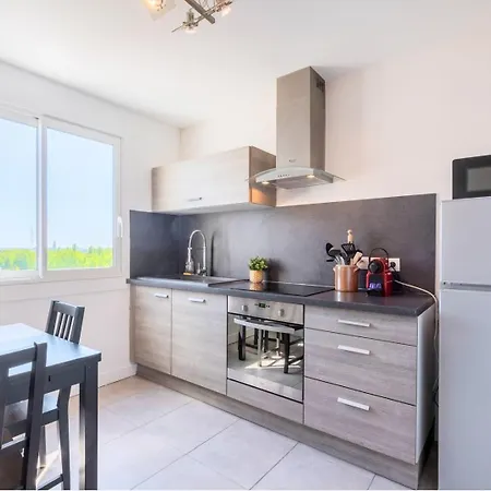 Bright One Bedroom With Parking Apartment La Madeleine (Nord)