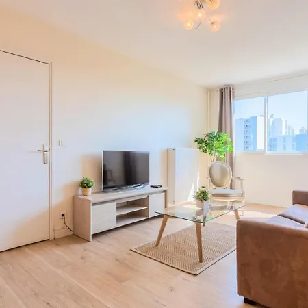 Bright One Bedroom With Parking 3* 라 마들렌