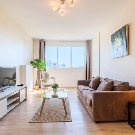 Bright One Bedroom With Parking Apartment *
