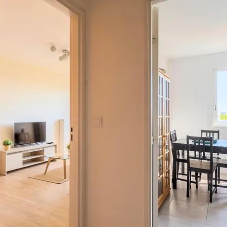Bright One Bedroom With Parking *
