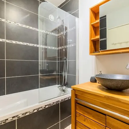 Bright One Bedroom With Parking La Madeleine (Nord)