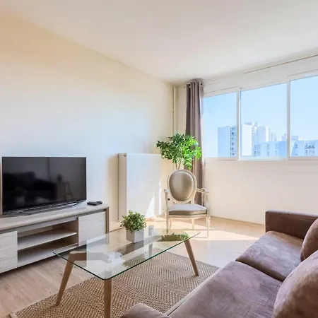 Apartment Bright One Bedroom With Parking *